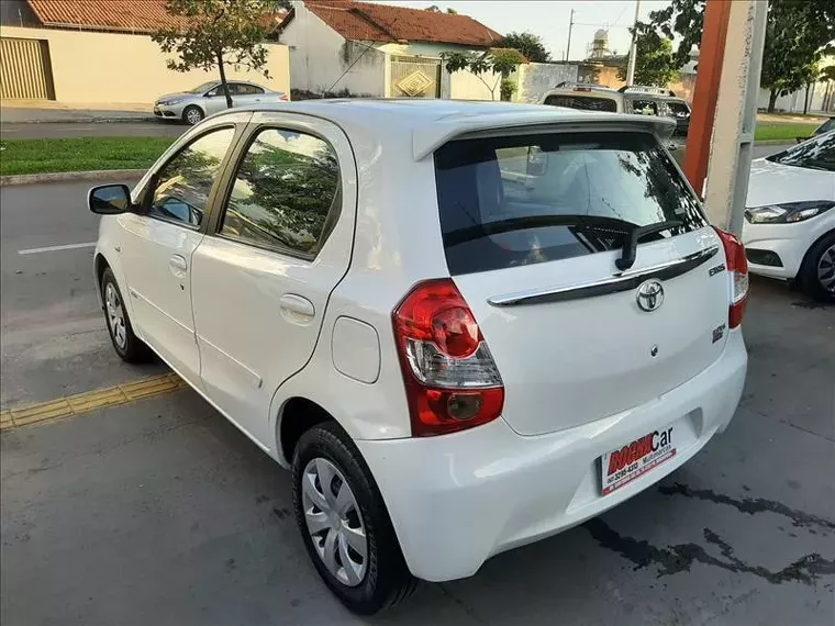 Toyota Etios Branco 13