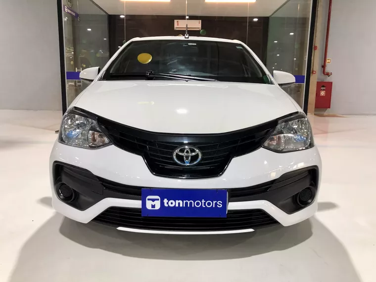 Toyota Etios Branco 2