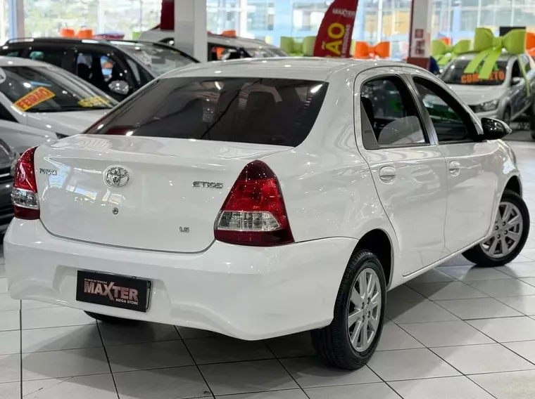 Toyota Etios Branco 18