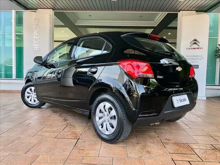 Chevrolet Onix Preto 6