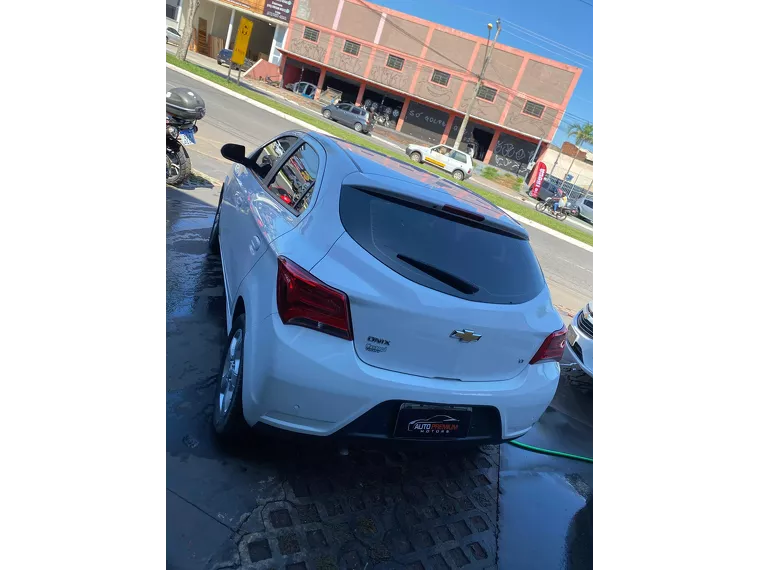 Chevrolet Onix Branco 2