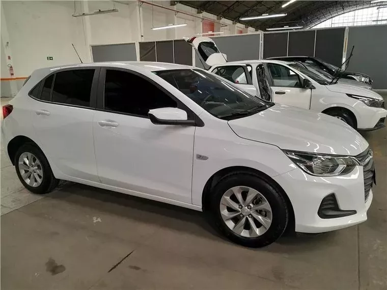 Chevrolet Onix Branco 10