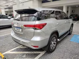 Toyota Hilux SW4