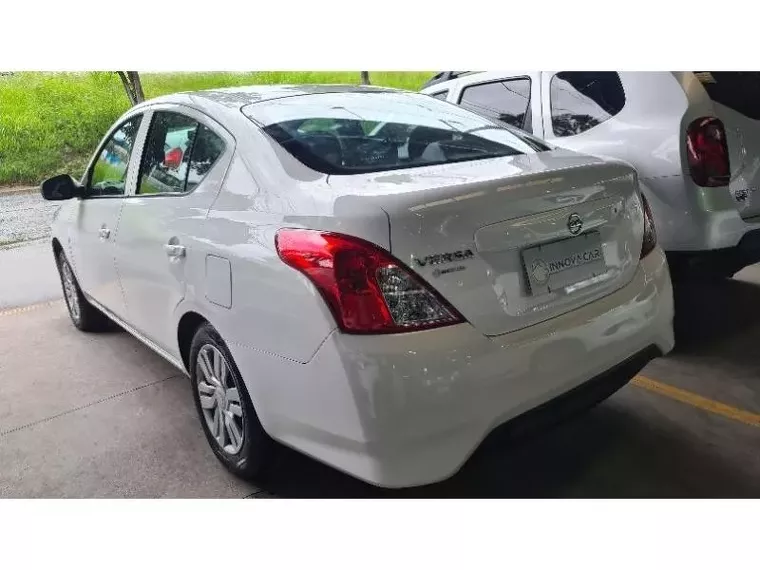 Nissan Versa Branco 5