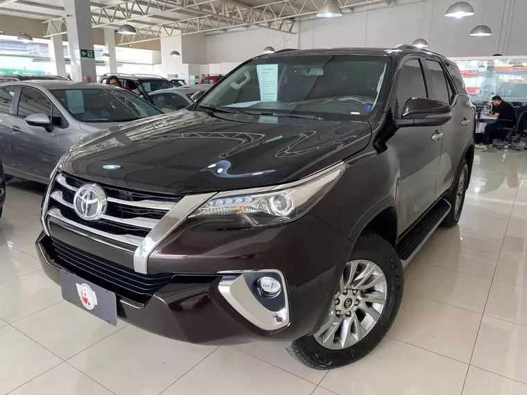 Toyota Hilux SW4 Marrom 1