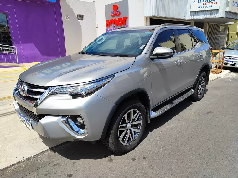 Toyota Hilux SW4 Prata 12