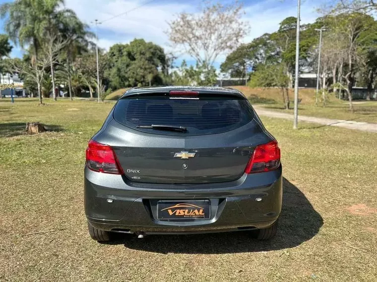 Chevrolet Onix Cinza 5