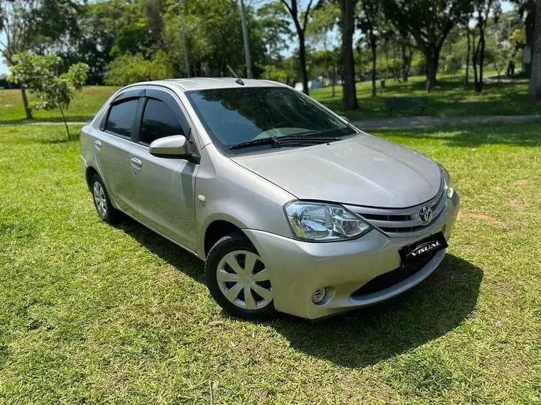 Toyota Etios Prata 6