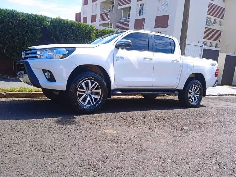 Toyota Hilux Branco 17