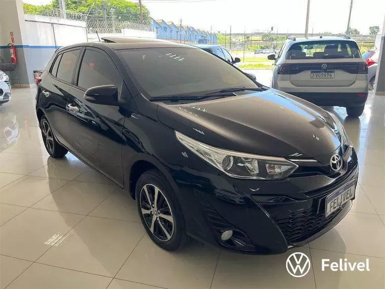 Toyota Yaris Preto 10