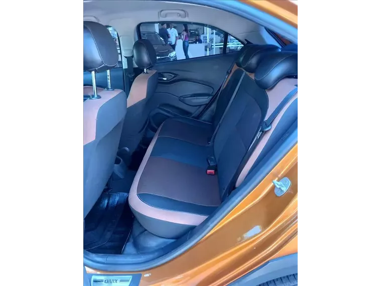 Chevrolet Onix Laranja 9