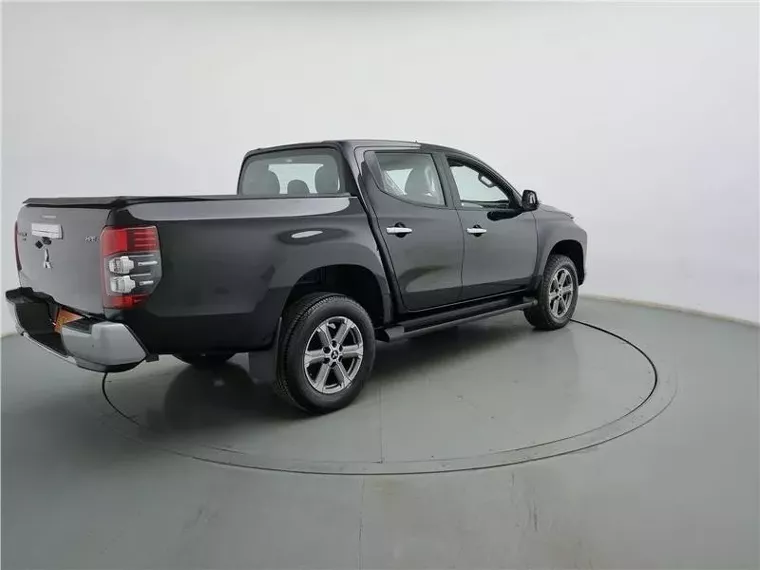 Mitsubishi L200 Triton Preto 8