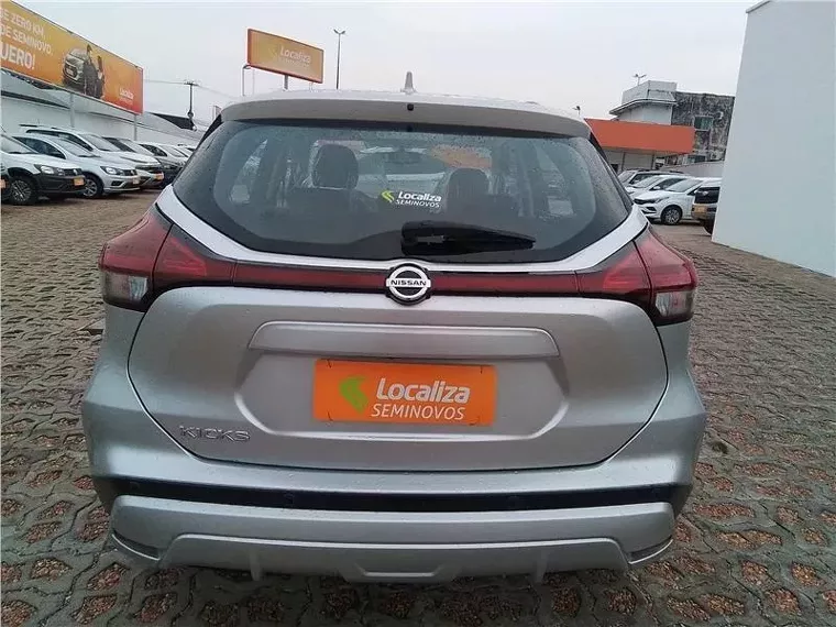 Nissan Kicks Prata 16