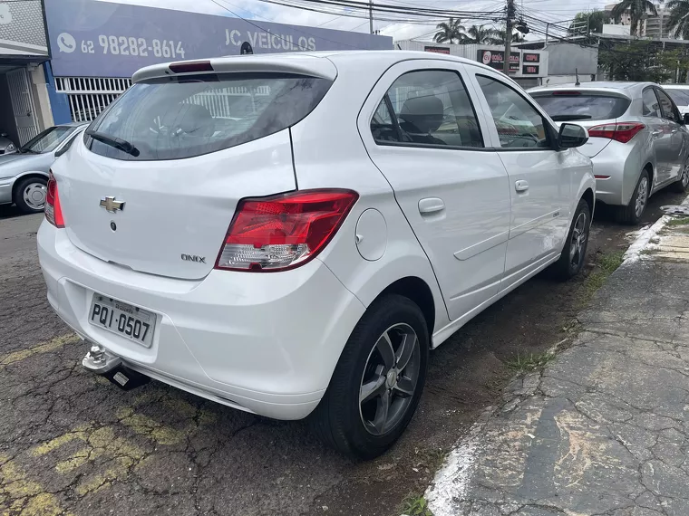 Chevrolet Onix Branco 5