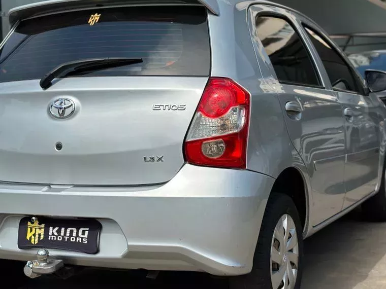 Toyota Etios Prata 5