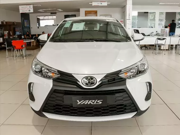 Toyota Yaris Branco 8