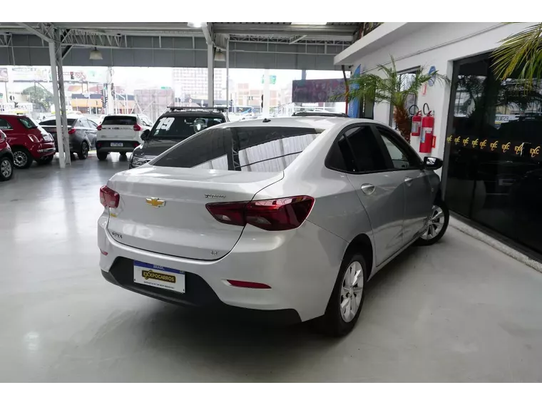 Chevrolet Onix Prata 5