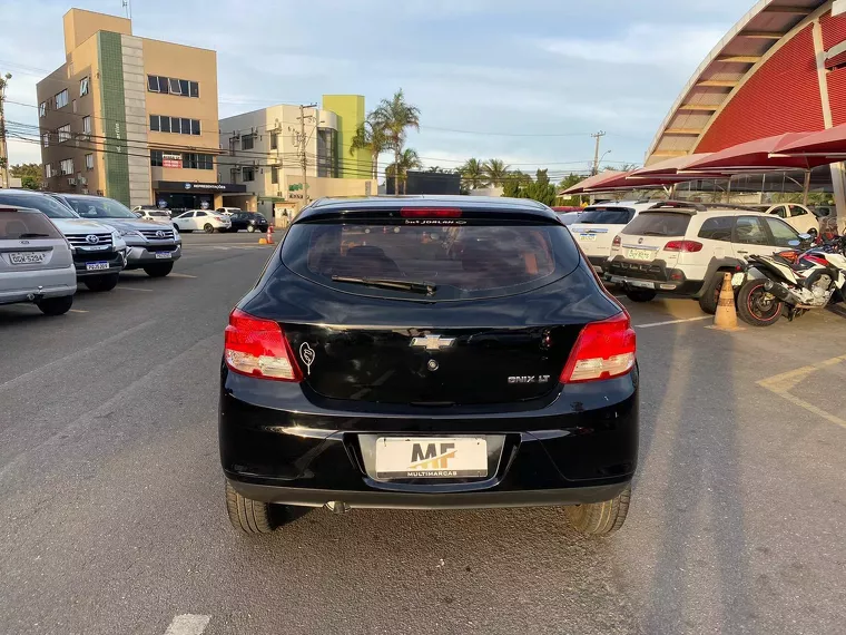 Chevrolet Onix Preto 8