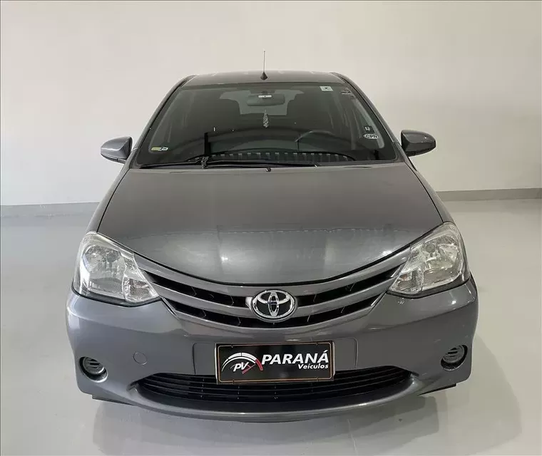 Toyota Etios Cinza 1