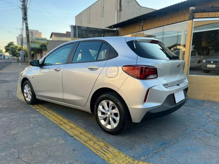 Chevrolet Onix Prata 2