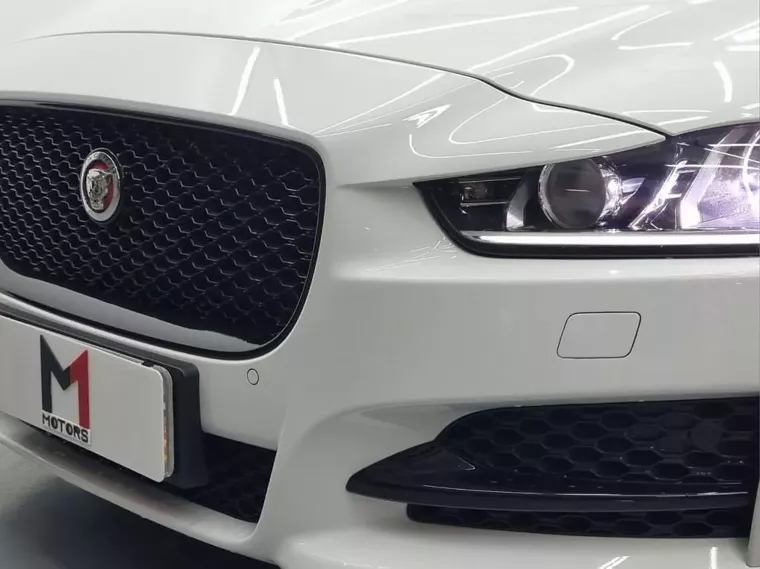 Jaguar XE Branco 14