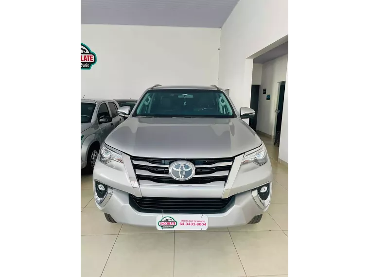 Toyota Hilux SW4 Cinza 1