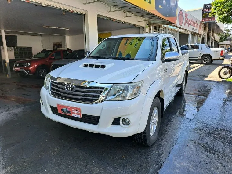 Toyota Hilux Branco 15