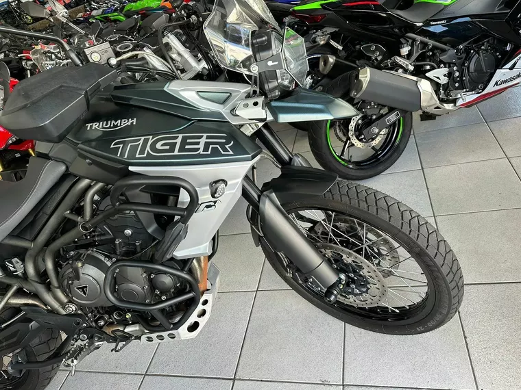 Triumph Tiger 800 Verde 15