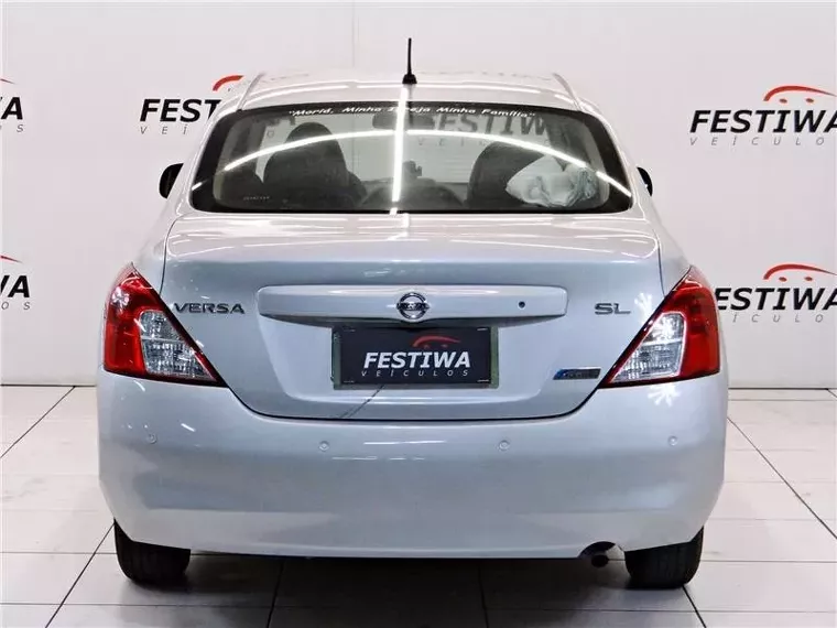 Nissan Versa Prata 1