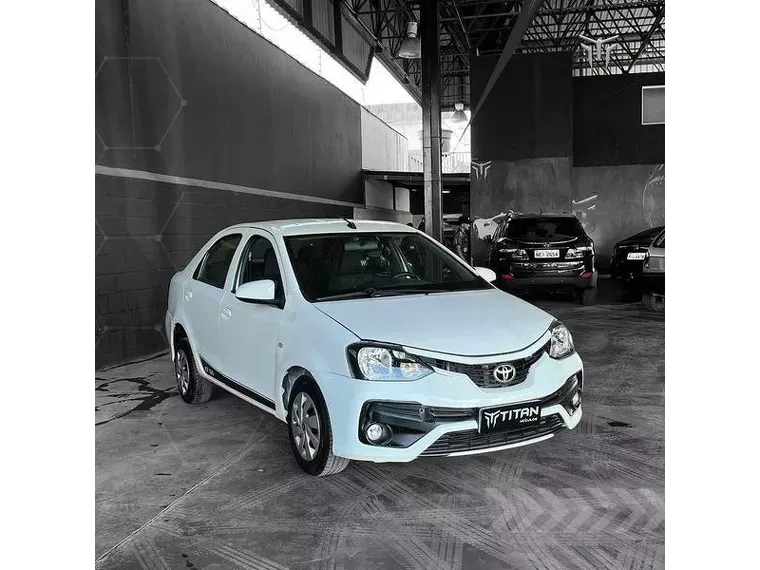 Toyota Etios Branco 3