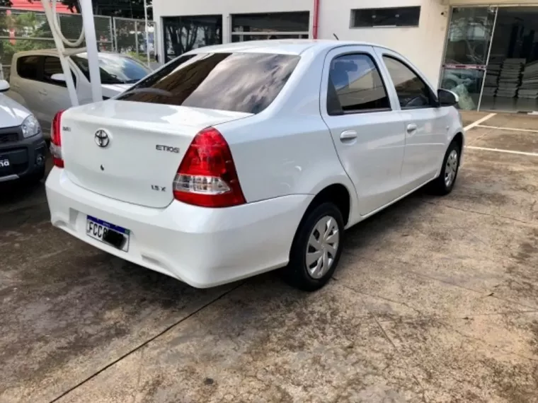 Toyota Etios Branco 5