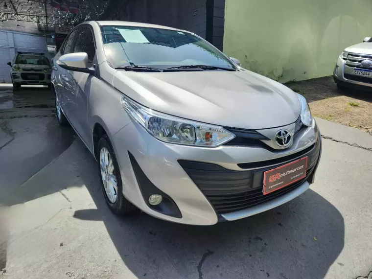 Toyota Yaris Prata 12