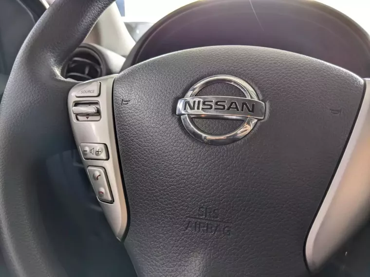 Nissan Versa Preto 11