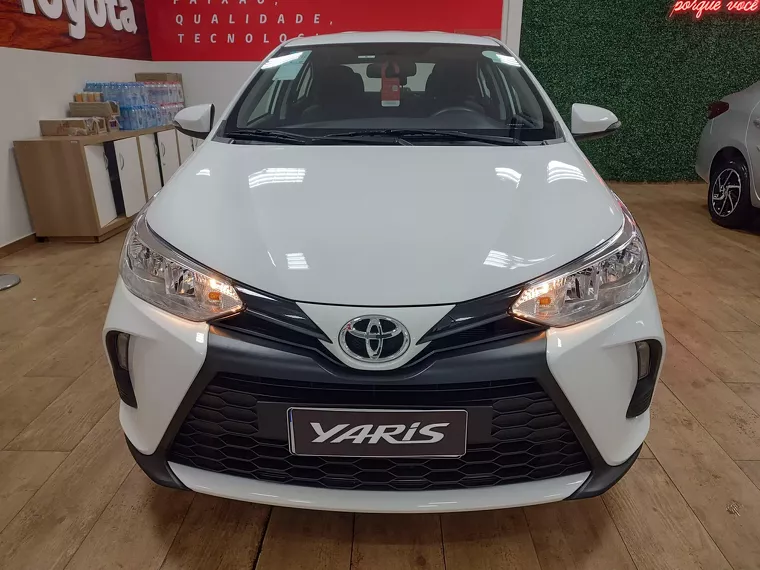 Toyota Yaris Branco 2