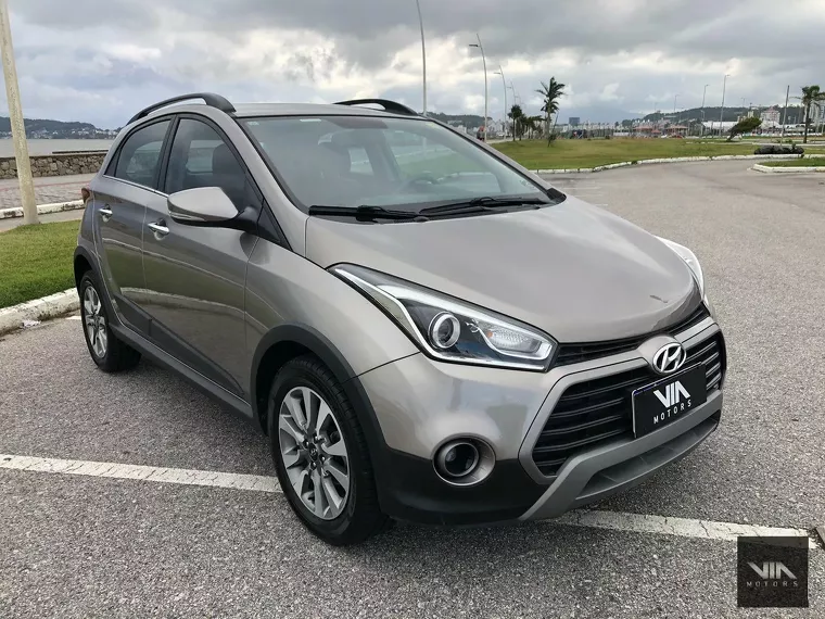 Hyundai HB20X Prata 12