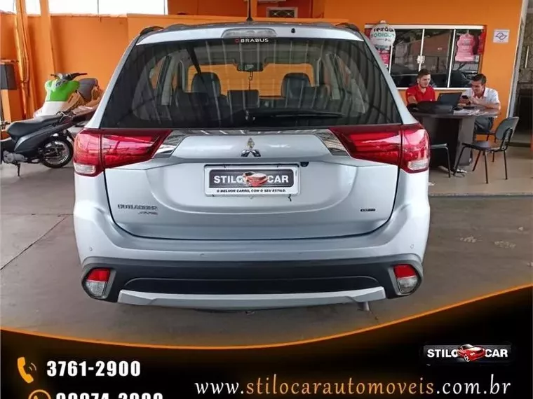 Mitsubishi Outlander Prata 2