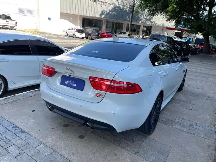 Jaguar XE Branco 5