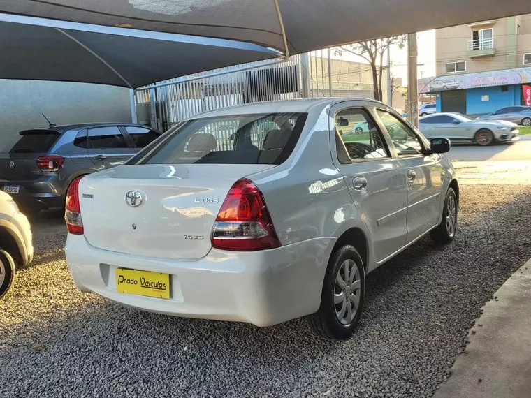 Toyota Etios Branco 1