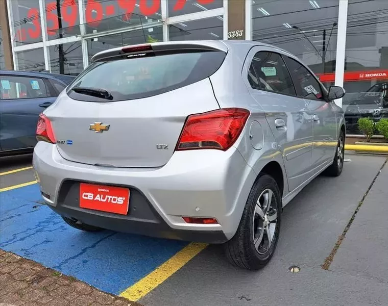 Chevrolet Onix Prata 7