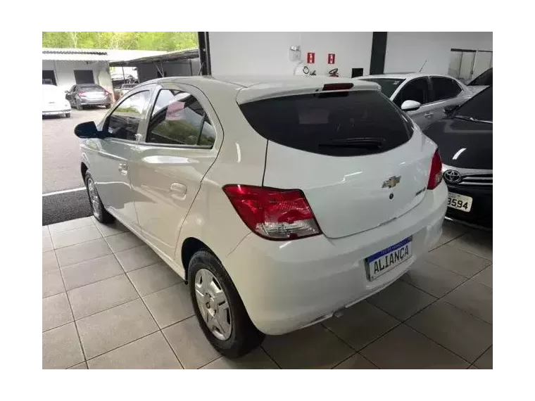 Chevrolet Onix Branco 1