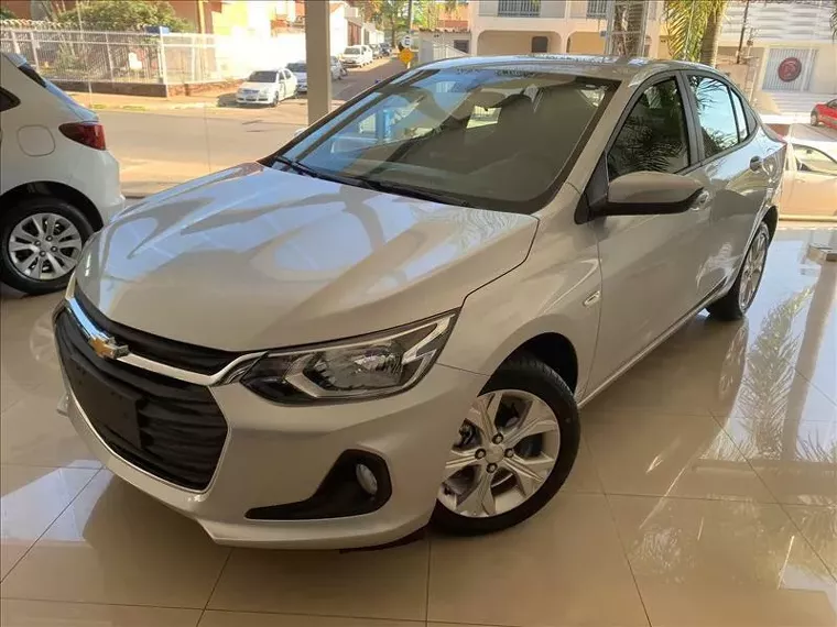 Chevrolet Onix Prata 4