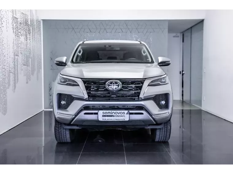 Toyota Hilux SW4 Prata 16