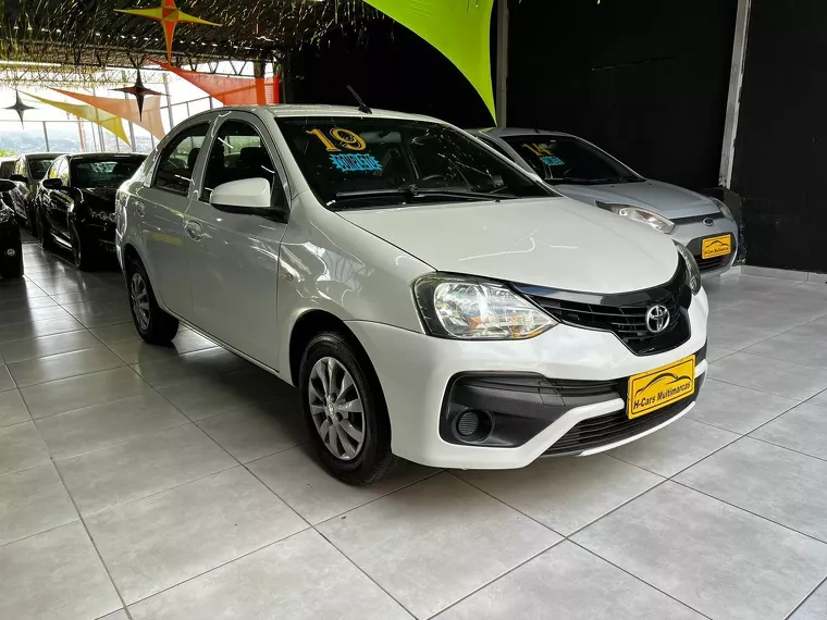 Toyota Etios Branco 1