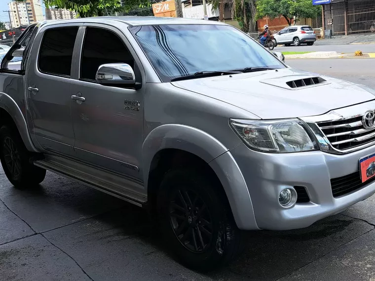 Toyota Hilux Prata 4