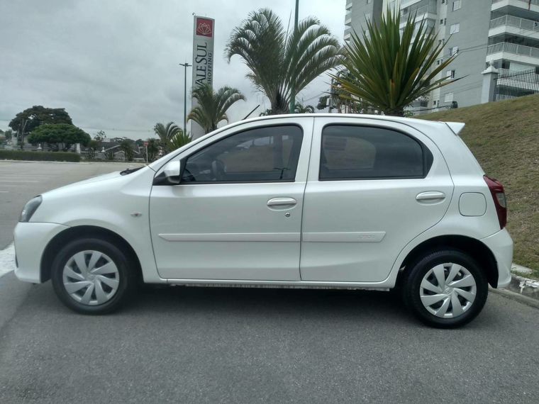 Toyota Etios Branco 8