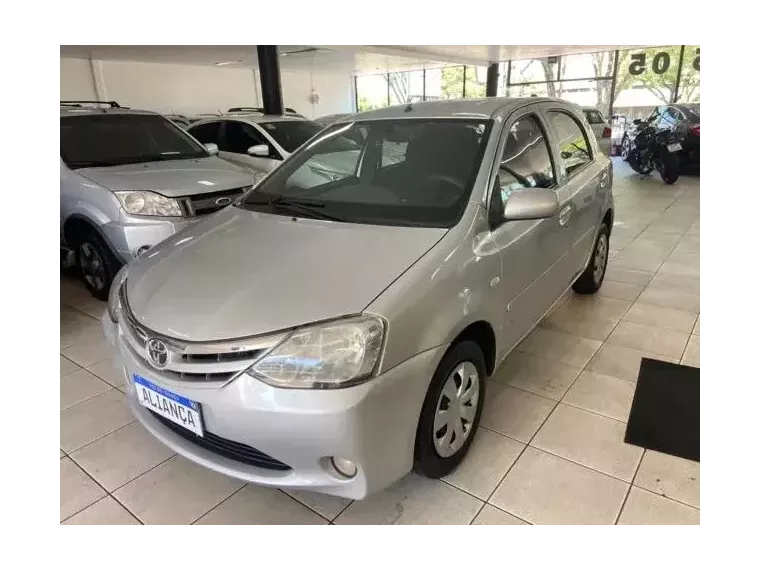 Toyota Etios Prata 2