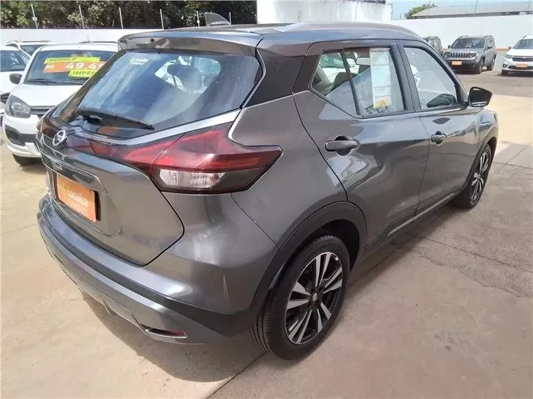 Nissan Kicks Cinza 2