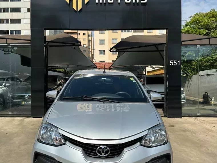 Toyota Etios Prata 1