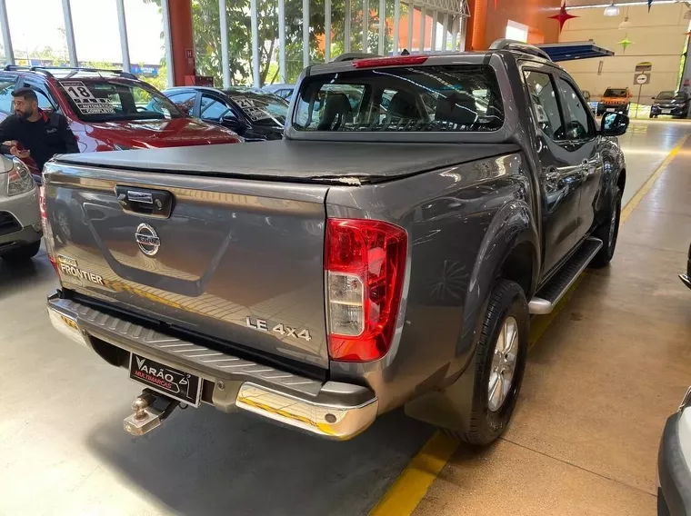 Nissan Frontier Cinza 2