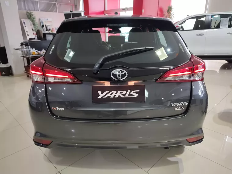 Toyota Yaris Cinza 4